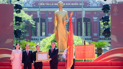 Trường THPT chuyên Quốc học Huế đón nhận Huân chương Độc lập hạng ba