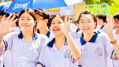 Thí sinh phấn khởi sau giờ thi tại điểm thi Trường THCS Võ Trường Toản (phường Tam Thắng, TPHCM). Ảnh: KHÁNH CHI