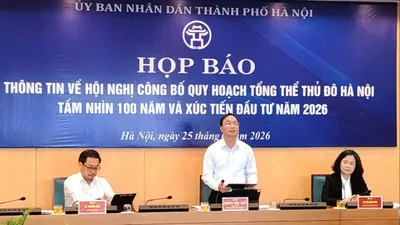 Ông Nguyễn Tiến Thiết, Chánh Văn phòng UBND TP Hà Nội trả lời báo chí. Ảnh: NGUYỄN QUỐC