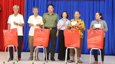 Tặng quà gia đình chính sách, trẻ em khó khăn tại Tây Ninh