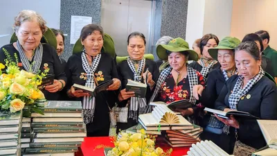 Các thành viên Đội Nữ du kích Củ Chi tham dự chương trình. Ảnh: VĂN TUẤN