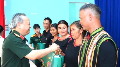 Binh đoàn 15 tặng quà cho già làng vùng biên giới 