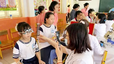 Cận thị ở trẻ tăng nhanh, nguy cơ biến chứng về mắt lâu dài