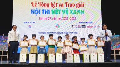 Các em học sinh Mầm non (bảng A) được trao giải nhất và giải nhì thể loại vẽ tranh trên giấy A3. Ảnh: THÚY BÌNH