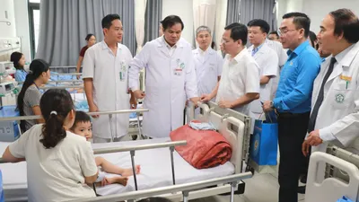 Chủ tịch Tổng Liên đoàn Lao động Việt Nam Nguyễn Anh Tuấn thăm hỏi bệnh nhân tại Bệnh viện Bạch Mai cơ sở 2 ở Ninh Bình. Ảnh: VĂN NHÌ