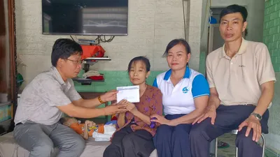 Trao 18 triệu đồng giúp mẹ con chị Cao Thị Hồng Lưu