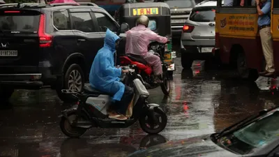 Người dân Ấn Độ hối hả trước khi cơn bão Arnab đổ bộ vào đất liền. Ảnh: EPA