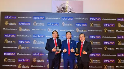 Đại diện Ban Tổng Giám đốc Saigon Co.op đã nhận hai giải thưởng “Nhà bán lẻ nội địa của năm – Việt Nam” và “Thương hiệu hàng nhãn riêng của năm – Việt Nam” tại Retail Asia Awards 2026.