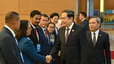 Chủ tịch Quốc hội Trần Thanh Mẫn với lãnh đạo của các thành phố tiêu biểu của khu vực ASEAN. Ảnh: QUANG PHÚC