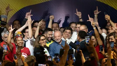 Tổng thống Brazil Lula da Silva (áo xanh) cùng người ủng hộ tại thành phố Sao Paulo ngày 25-10. Ảnh: MAIRA ERLICH/BLOOMBERG