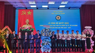 Thứ trưởng Bộ Tài chính Lê Tấn Cận cùng đoàn công tác tặng hoa chúc mừng Học viện Tài chính tại sự kiện.