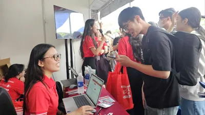 Sinh viên tìm kiếm cơ hội việc làm tại gian hàng của Tập đoàn Ajinomoto.