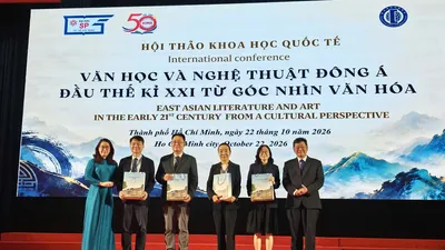 Lãnh đạo Trường ĐH Sư phạm TPHCM tặng quà cám ơn các diễn giả, khách mời tại chương trình.