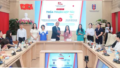 Hội Liên hiệp Phụ nữ phường Thủ Dầu Một và Trường Đại học Ngân hàng TPHCM ký kết thoả thuận hợp tác hỗ trợ phụ nữ phát triển. ẢNH: NGỌC TRĂM