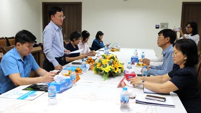 Đoàn giám sát của LĐLĐ TPHCM làm việc với BHXH Thành phố về công tác quản lý, thu - chi và xử lý nợ BHXH, BHYT, BHTN. ẢNH: HỒNG ĐÀO
