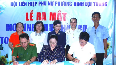 Phường Bình Lợi Trung ký kết chương trình phối hợp giữa các đoàn thể tại buổi ra mắt mô hình “Nhà trọ an toàn cho phụ nữ và trẻ em”. Ảnh: HỒNG HẢI