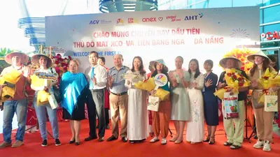 Trung tâm Xúc tiến Du lịch Đà Nẵng và đơn vị liên quan chào đón hành khách trên chuyến bay đầu tiên từ Moscow – Đà Nẵng 