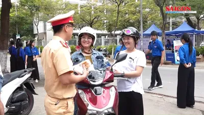 Công an, tình nguyện viên tiếp sức sĩ tử Đà Nẵng