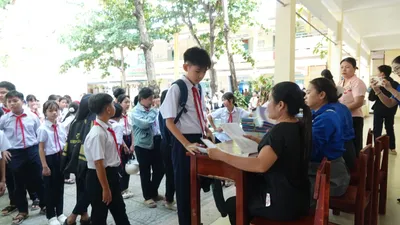 Học sinh Trường THCS Trần Quốc Tuấn (xã Hòa Vang, TP Đà Nẵng) nhận sách giáo khoa miễn phí chuẩn bị cho năm học 2026-2027. Ảnh: XUÂN QUỲNH