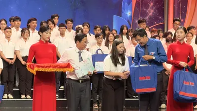 Trao 255 suất học bổng “Tiếp sức đến trường” cho tân sinh viên khó khăn