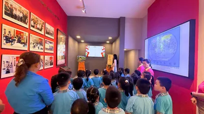 Học sinh tham quan di tích “Nơi đồng chí Nguyễn Tất Thành ở trước khi ra đi tìm đường cứu nước” tại số 5 đường Châu Văn Liêm, phường Chợ Lớn, TPHCM (ẢNH: BÌNH AN)