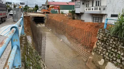 Phá bờ kè, xây dựng đường trái phép trên suối nội đô Đà Lạt