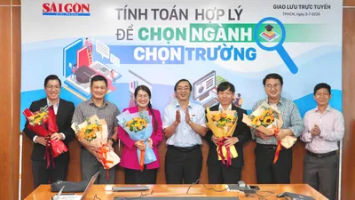 Phó Tổng Biên tập Báo Sài Gòn Giải Phóng Trương Đức Nghĩa và Phó Tổng thư ký tòa soạn, Trưởng Ban Khoa giáo Nguyễn Phước Bình tặng hoa cho các khách mời tham gia giao lưu trực tuyến. Ảnh: HOÀNG HÙNG