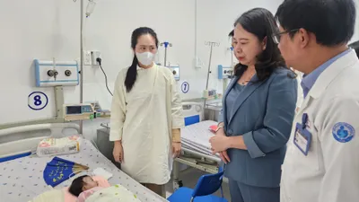 Phó Chủ tịch nước Võ Thị Ánh Xuân thăm và tặng quà bệnh nhi tại TPHCM 