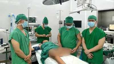 Di chứng bỏng, cậu bé 9 tuổi phải bò để di chuyển 