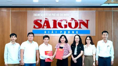 Phó Tổng Biên tập Báo SGGP Bùi Thị Hồng Sương và Giám đốc Công ty Toshiko Hà Thế Nhân trao Biên bản ghi nhớ phối hợp triển khai các chương trình xã hội – từ thiện 