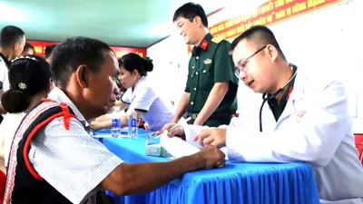 Binh đoàn 15 khám bệnh, cấp thuốc cho người dân vùng biên giới