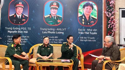Các tác giả giao lưu tại chương trình. Từ trái qua: Đại tá Trần Thế Tuyển, Trung tướng Nguyễn Đức Hải, Trung tướng Lưu Phước Lượng và NSND Lê Thụy trong vai trò dẫn dắt chương trình. Ảnh: HỒ SƠN