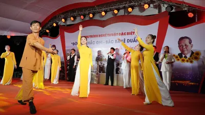 Một tiết mục trong chương trình nghệ thuật đặc biệt “Đời đời khắc ghi - Bác Ba Lê Duẩn”. ẢNH: VĂN THẮNG