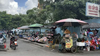 Hàng rong trước cổng Bệnh viện Nhi đồng 1 TPHCM. Ảnh: Kim Huyền