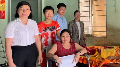 Lãnh đạo Ủy ban MTTQ Việt Nam xã Châu Đức trao số tiền bạn đọc Báo SGGP hỗ trợ gia đình ông Sỳ Voòng Sáng và bà Lê Thị Nga