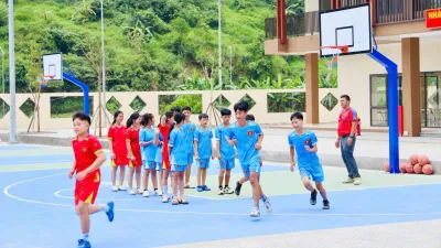 Học sinh ở Trường Phổ thông nội trú Tiểu học và THCS Mường Khương, xã Mường Khương, tỉnh Lào Cai được thụ hưởng sân thể thao, đường chạy và các không gian ngoài trời. Ảnh: THU HẰNG