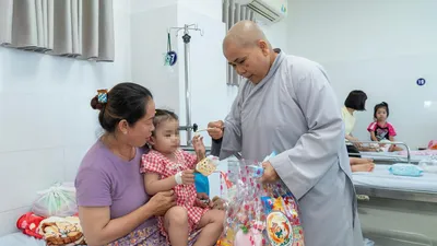 Chùa Vạn Phước trao quà cho bệnh nhi đang điều trị tại Bệnh viện Đa khoa Vũng Tàu.