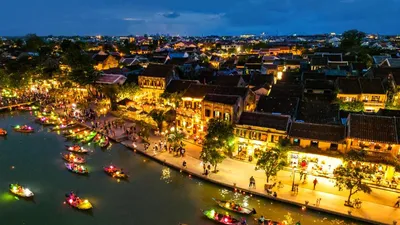 Khung cảnh đông đúc, tấp nập khách du lịch đổ về tham quan khu vực phố cổ Hội An. Ảnh: XUÂN QUỲNH