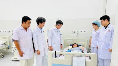 Du khách đến từ Hà Nội thực hiện chạy thận nhân tạo tại Côn Đảo.