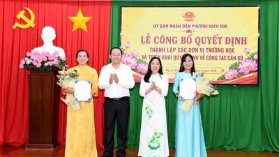 Phường Rạch Dừa trao quyết định thành lập các đơn vị trường học và bổ nhiệm cán bộ quản lý.