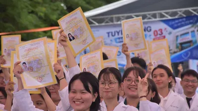 Các bác sĩ trẻ được nhận Chứng chỉ hành nghề ngay ttại buổi lễ.