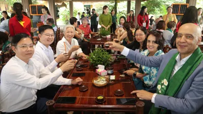 Các đại biểu thưởng thức trà Thái Nguyên tại Festival Trà Quốc tế - Thái Nguyên năm 2026. Ảnh: TIẾN MINH