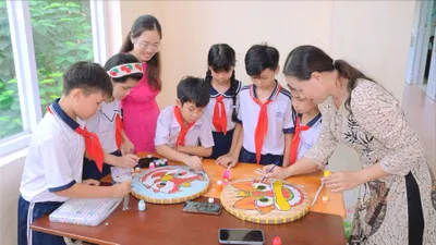 Học sinh Trường Tiểu học Nguyễn Bỉnh Khiêm tặng quà trung thu cho bệnh nhi Bệnh viện Đa khoa Vũng Tàu.