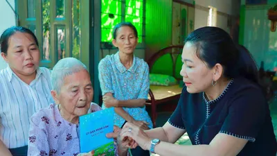 Ấm lòng người có công