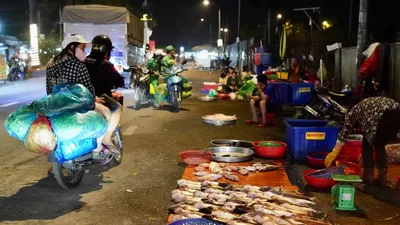 Bán hàng tự phát quanh chợ đầu mối: Không để tồn tại dai dẳng