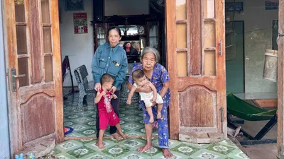 Bà ngoại gần 80 tuổi “gồng gánh” 2 cháu nhỏ mồ côi