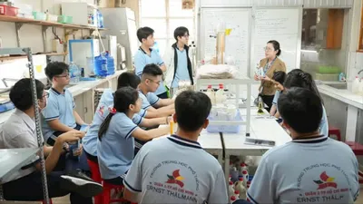Học sinh Trường THPT Ernst Thalmann (phường Bến Thành) tham quan, tìm hiểu Trường Đại học Khoa học Tự nhiên (ĐHQG TPHCM). ẢNH: THU TÂM