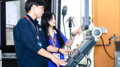 Sinh viên Khoa Cơ khí chế tạo máy Trường ĐH Công nghệ Kỹ thuật TPHCM học thực hành tại phòng thí nghiệm. Ảnh: THANH HÙNG
