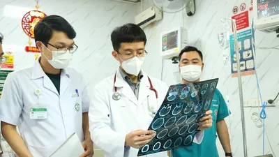 Bác sĩ đánh giá tình trạng người bệnh tại Bệnh viện Bạch Mai. Ảnh: DIỆU HIỀN
