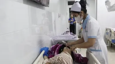Bệnh nhân nghi ngộ độc thực phẩm được tiêm kháng sinh, truyền dịch tại bệnh viện. Ảnh: TTXVN